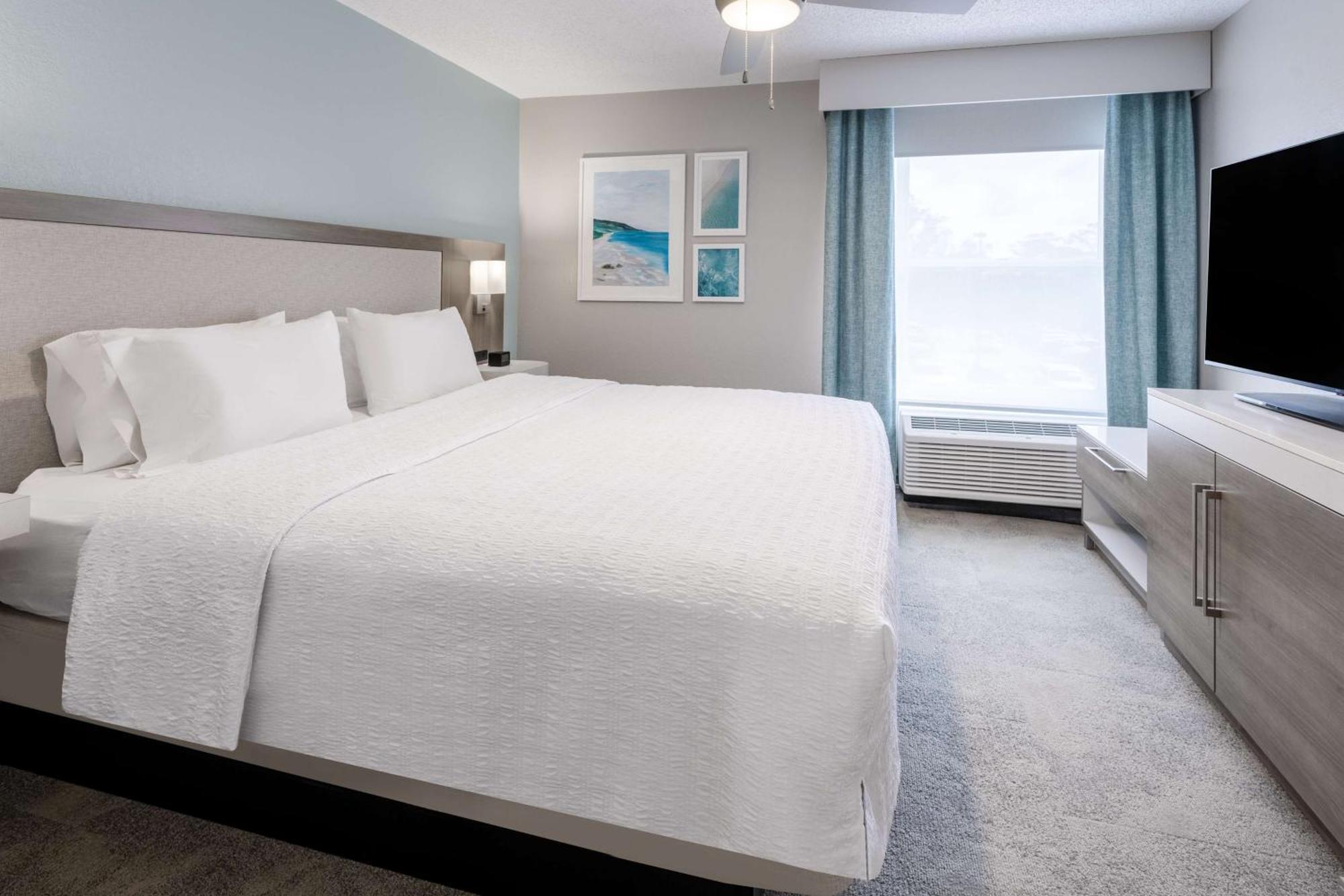 Queen Suite with Mobility/Hearing Accessible Tub - Non-Smoking,1664659349:JPEG